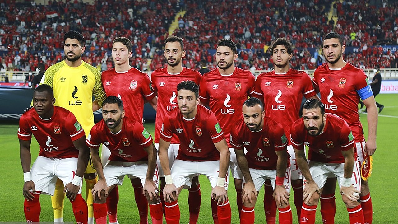 لاعبو الأهلي يصطفون قبل مباراة في كأس العالم للأندية
