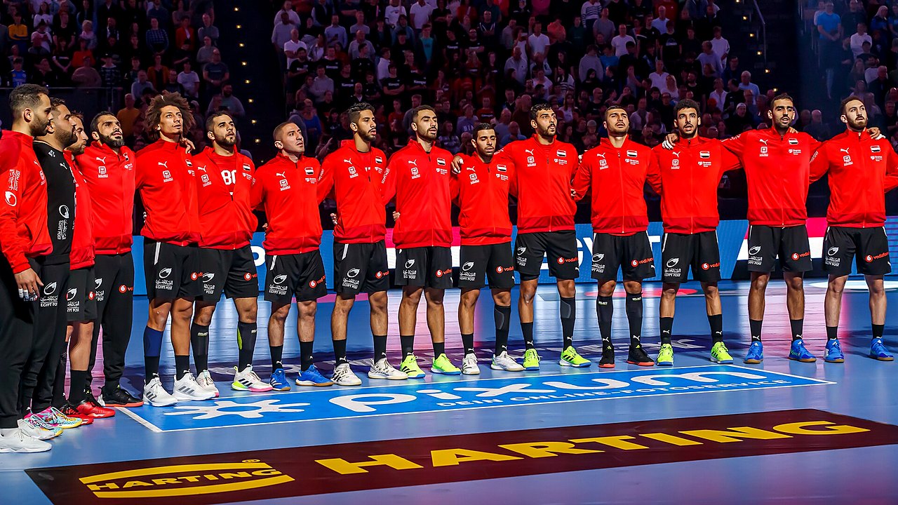 لاعبو منتخب مصر لكرة اليد يصطفون قبل مباراة دولية