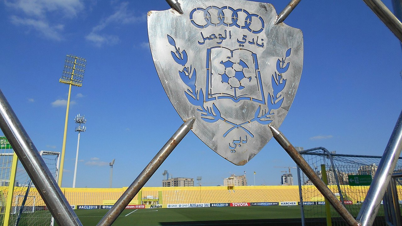 شعار نادي الوصل على بوابة ستاد زعبيل في دبي