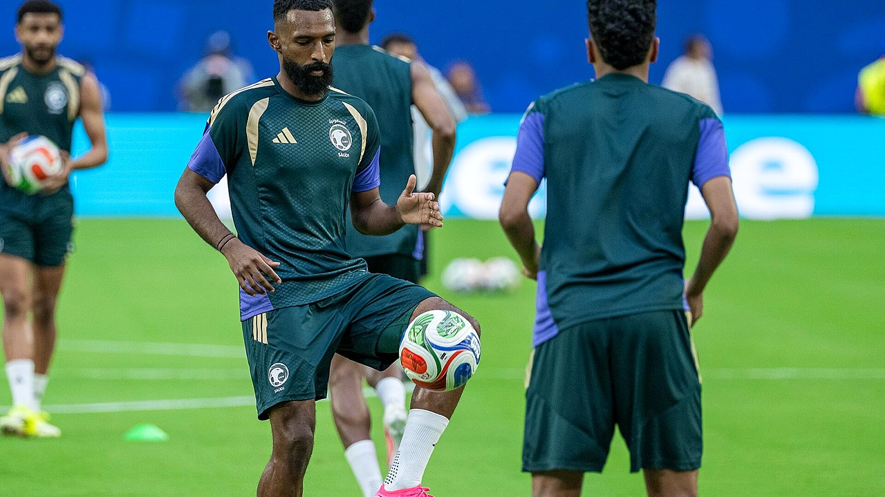 فراس البريكان مع لاعبي المنتخب السعودي خلال الإحماء قبل مباراة في كأس العالم