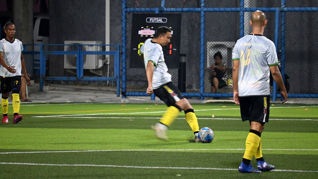 لاعب كرة صالات يسدد نحو المرمى
