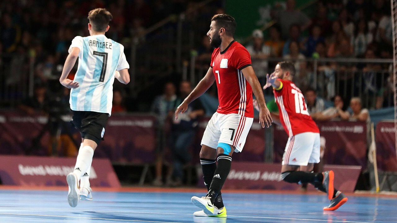 مواجهة بين لاعبي منتخب مصر ومنافسه في بطولة لكرة الصالات