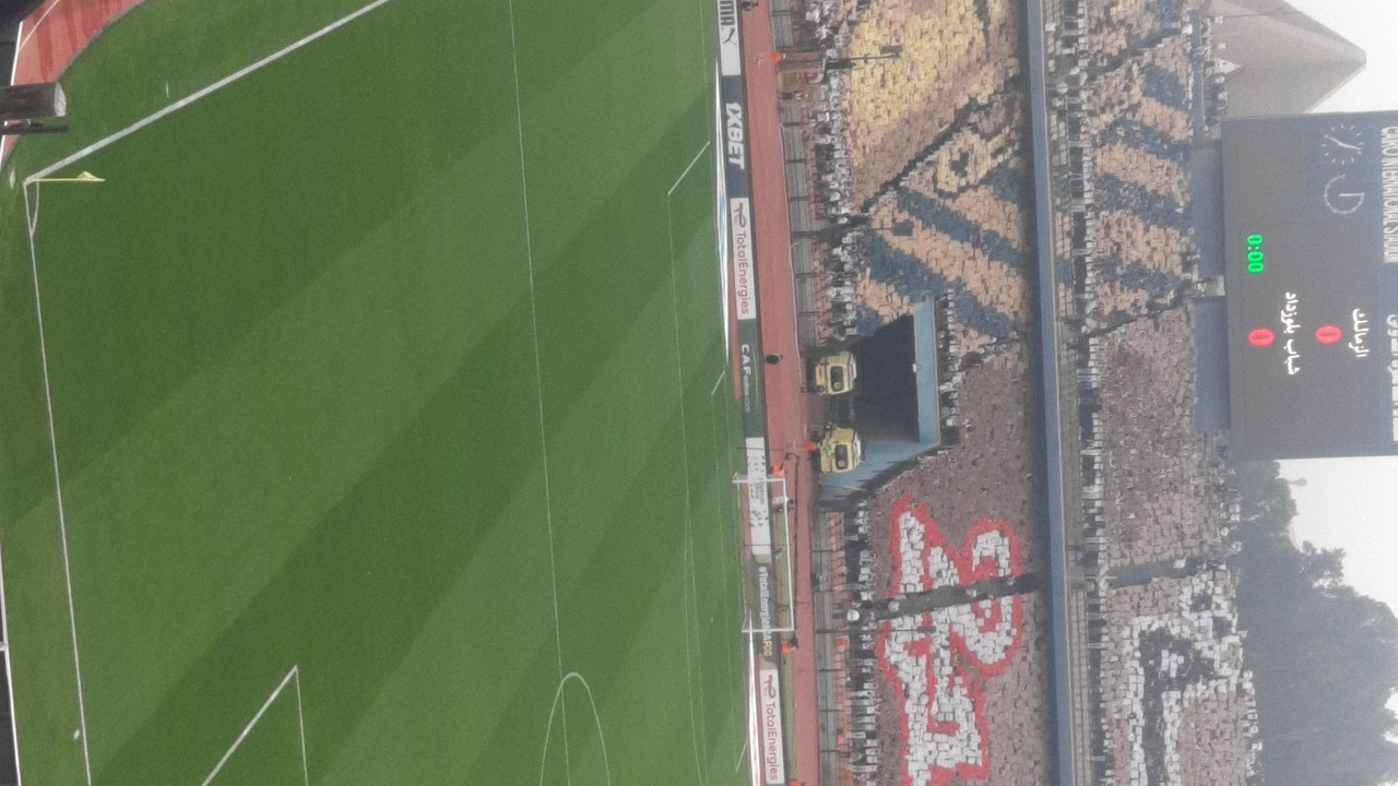 جماهير الزمالك ترفع تيفو كبيرا في مدرجات استاد القاهرة