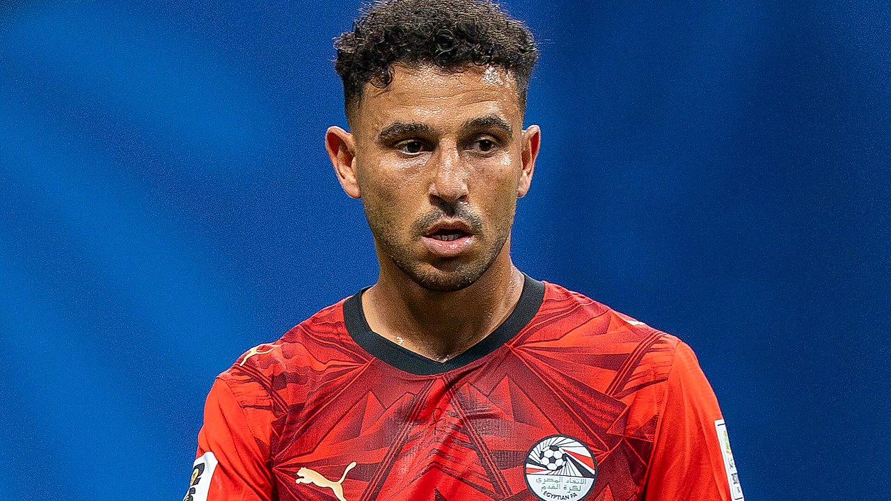 حمدي فتحي لاعب منتخب مصر بقميص الفراعنة خلال مباراة دولية