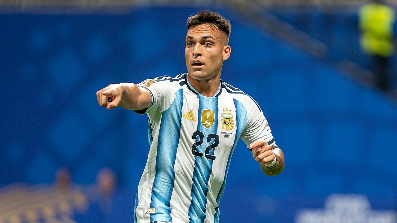 لاوتارو مارتينيز يشير لزملائه خلال مباراة لمنتخب الأرجنتين
