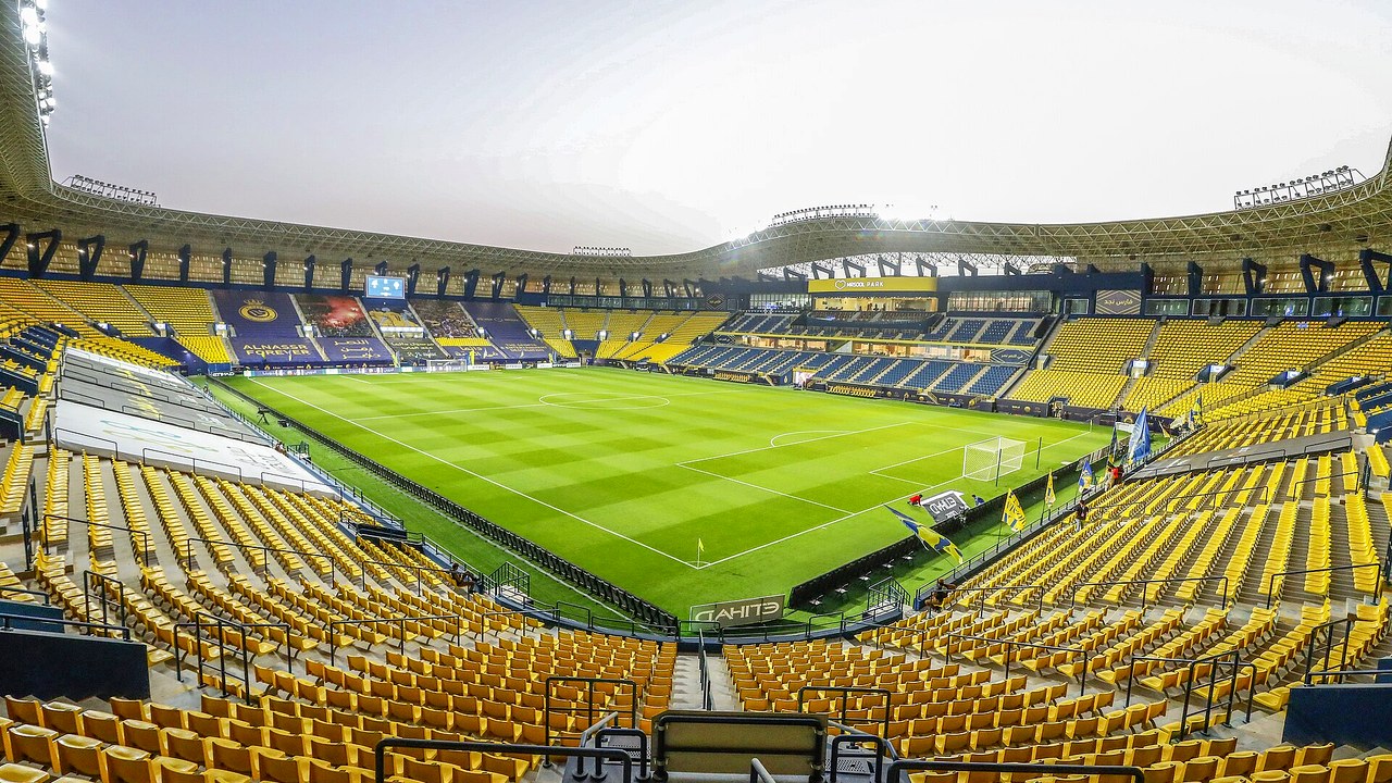 ملعب الأول بارك بألوان النصر الأصفر والأزرق