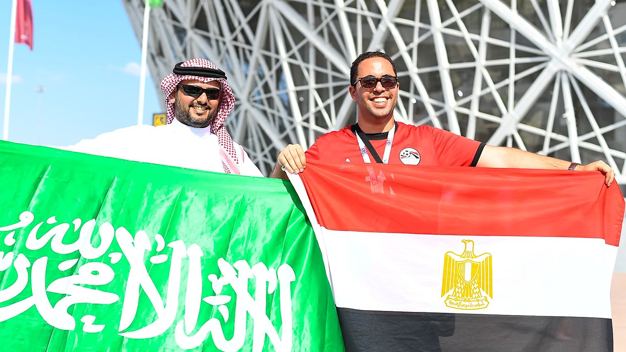 مشجعان يحملان علمي السعودية ومصر في مدرجات مباراة سابقة