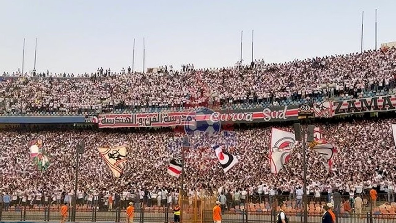 جماهير الزمالك تملأ المدرجات بالأعلام البيضاء